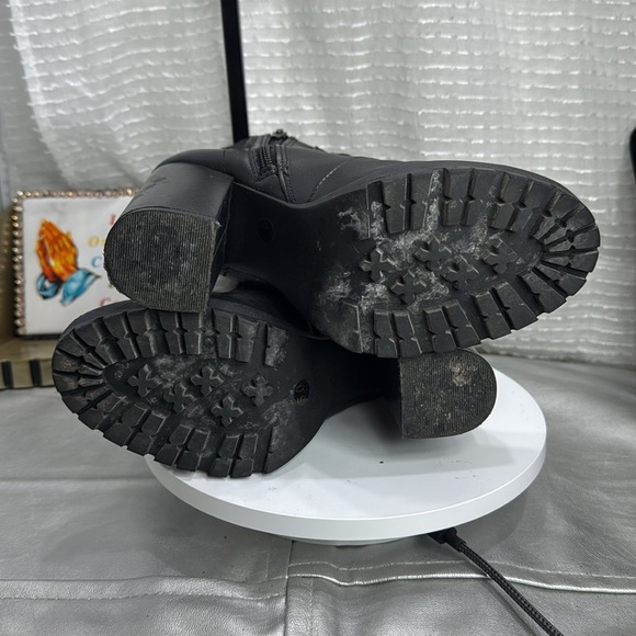 (N8) Steve Madden Women's Black Leather Combat Heeled Boots
Size 6M - Picture 7 of 11